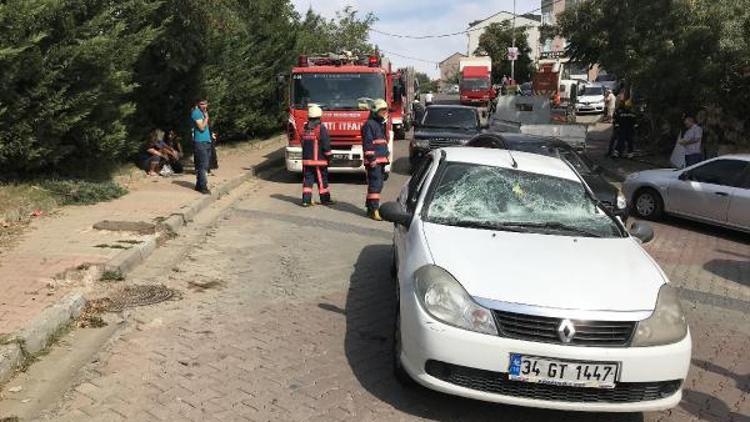 Hafriyat kamyonunun devirdiği direk otomobilin üzerine düştü