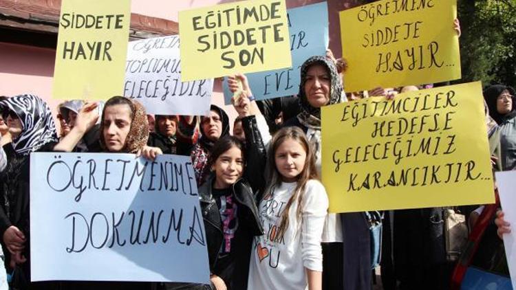 Öğretmene bıçakla saldıran kadın velinin serbest bırakılması protesto edildi