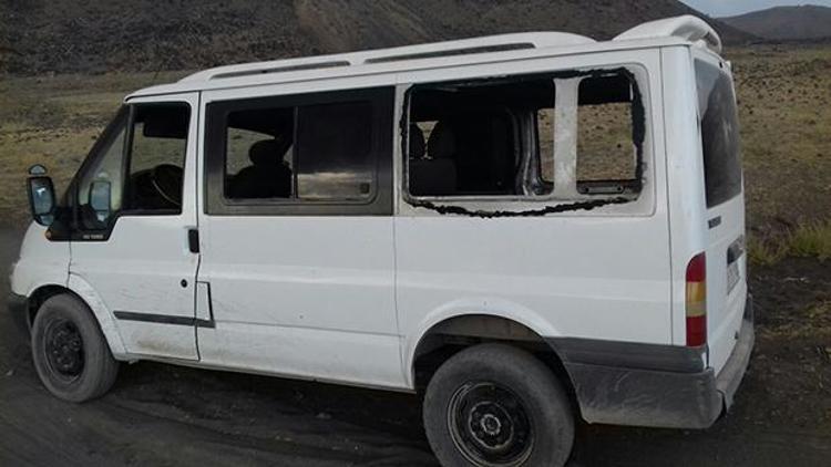 Ağrıda teröristler minibüse ateş açtı: 3 ölü, 1i ağır 7 yaralı