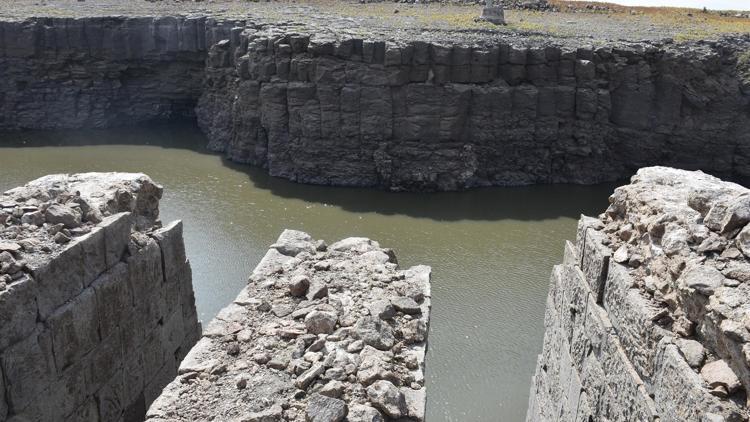 Su seviyesi düştü: Ortaçağdan kalma köprü ortaya çıktı