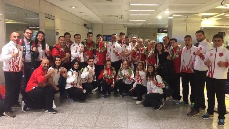 Altın madalya kazanan milli takımlar havalimanında karşılaştı