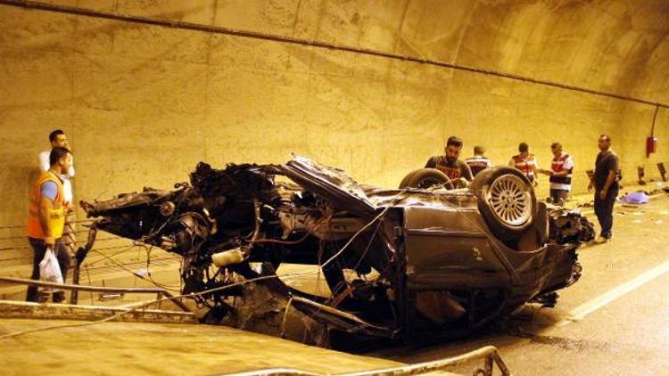 Otomobil tünelde bariyere çarptı: 2 ölü, 1 yaralı