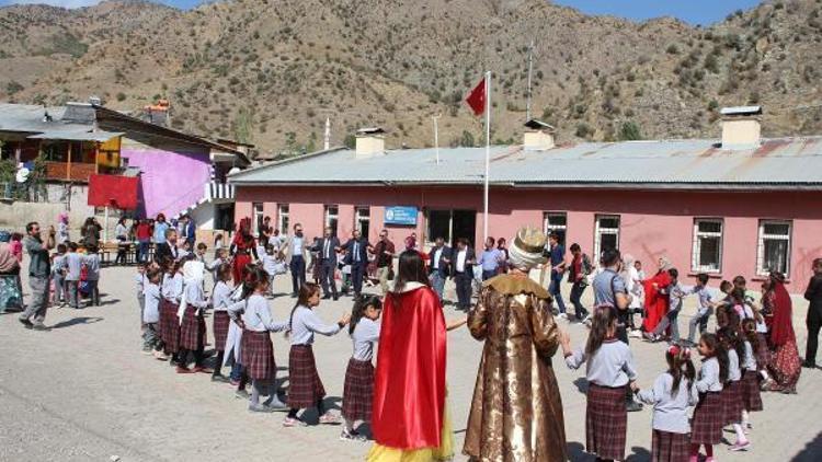 Üniversite öğrencileri, köy okulunu yeniledi