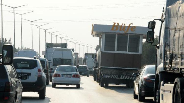 Konteyner büfe kamyonetle taşındı