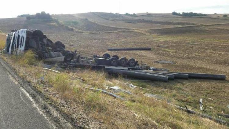 Doğalgaz borusu yüklü TIR devrildi