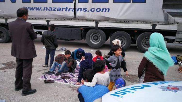 TIR dorsesinde Avrupaya kaçmak isteyen 200 göçmen yakalandı