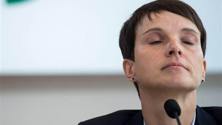 Alman siyasetinde sürpriz gelişme... Seçim başarısının ardından istifa etti