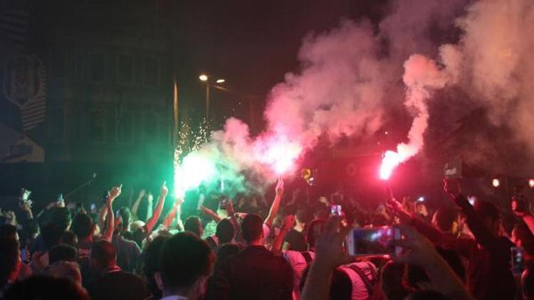Beşiktaşlı taraftarlar Leipzig galibiyetini coşkuyla kutladı (FOTOĞRAFLAR)