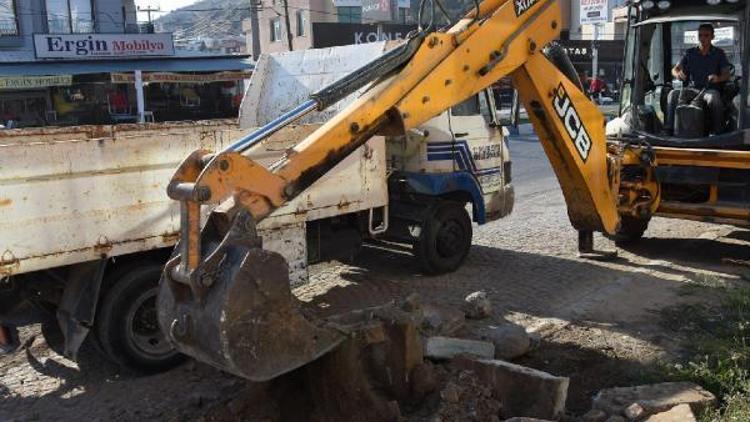 Dikilide bozulan yollar yenilendi