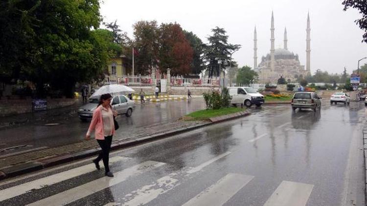 Sağanak yağmur Edirnede etkili oldu