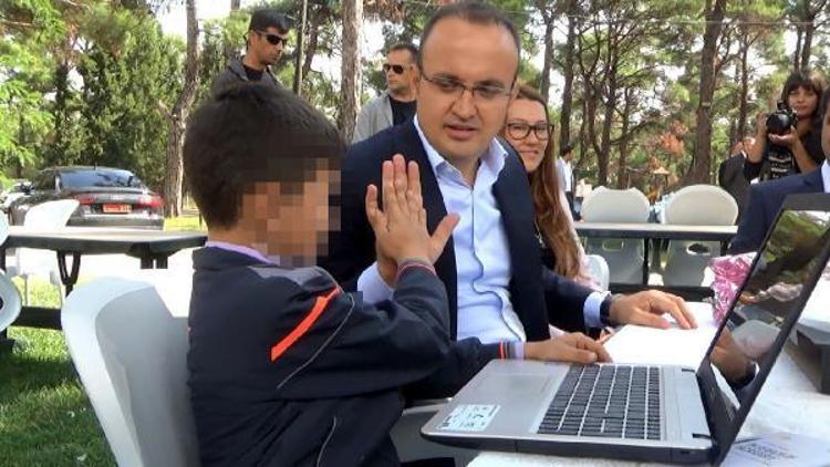 Bayramiçli öğrenci laptop hediyesini alırken, okul müdürü de intihara kalkıştı