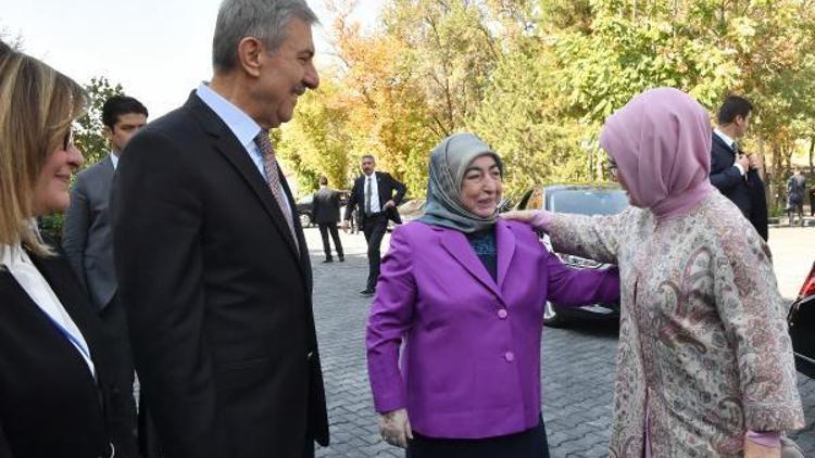 Emine Erdoğan: Sezaryen oranlarını düşürmek için kamu ve özel hastanelerde seferberlik başlatmalıyız