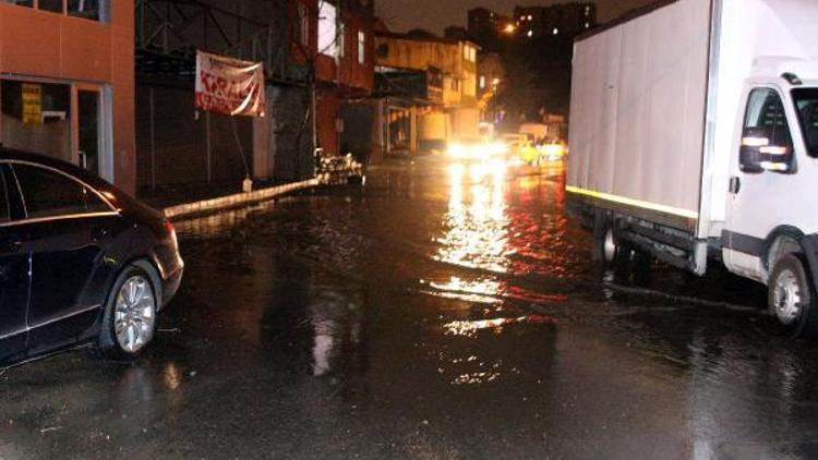 İstanbulda etkili olan sağanak yağmur hayatı felç etti