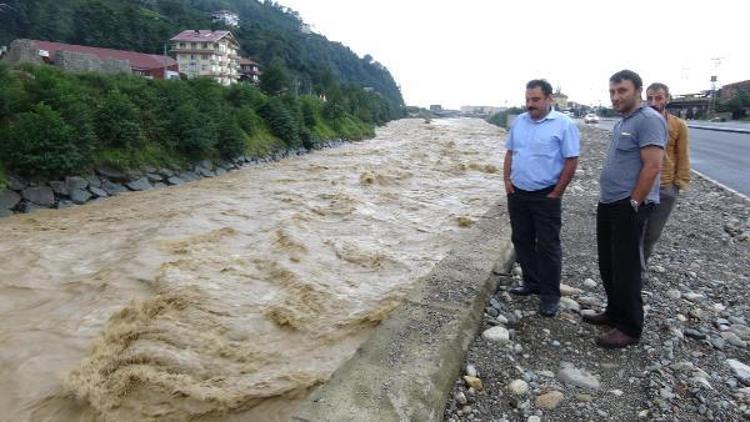 Rize’de sağanak yağmur, sel ve heyelana neden oldu: 1 ölü, 1 yaralı (2)