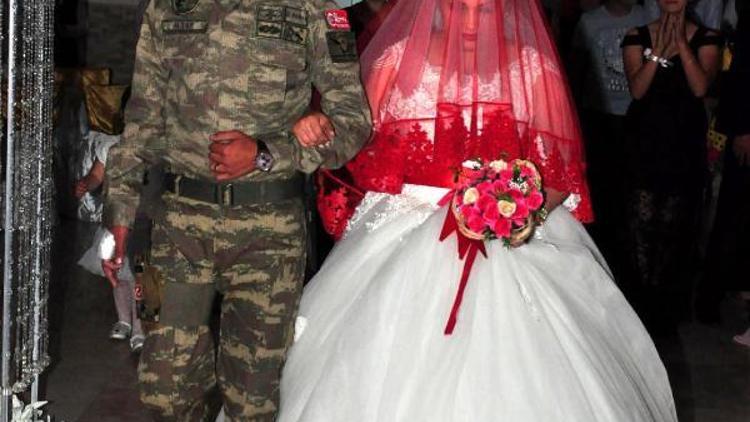 Uzman Çavuş, düğününde üniformasını giydi