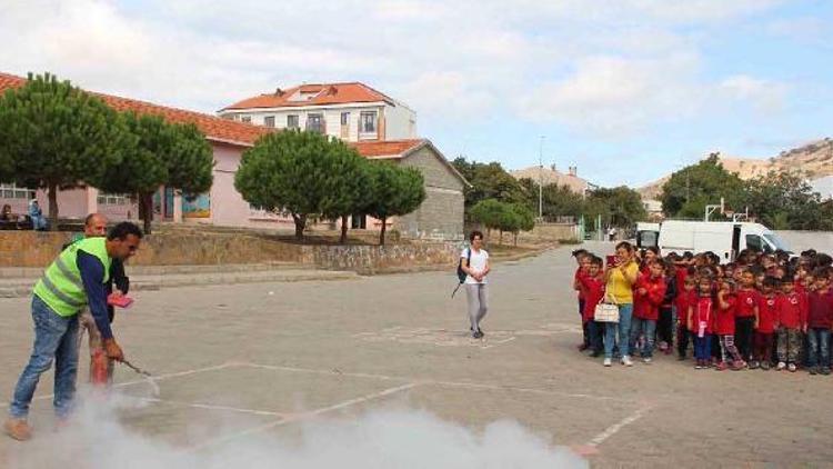 Gökçeada Belediyesi İtfaiyesi okullarda yangın tatbikatı yaptı