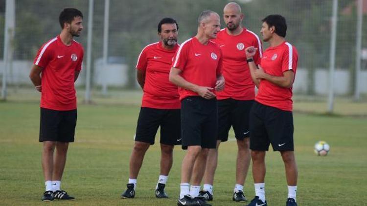 Antalyasporda yeni teknik direktör Leonardo ilk antrenmanına çıktı