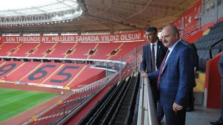 Vali Çakacak, Türkiye-İzlanda maçının oynanacağı stadı gezdi