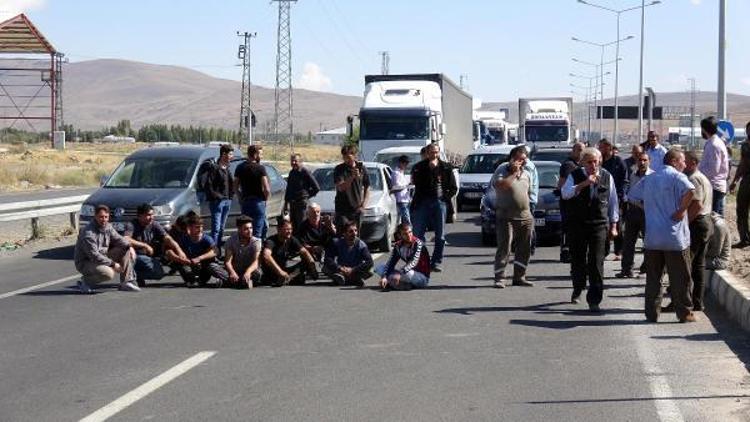 Sanayi sitesi esnafından kavşak eylemi