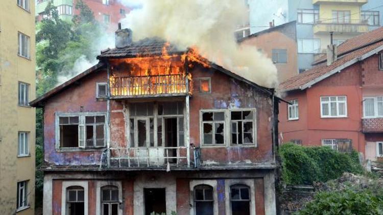 Zonguldakta 3 katlı eski bina yandı
