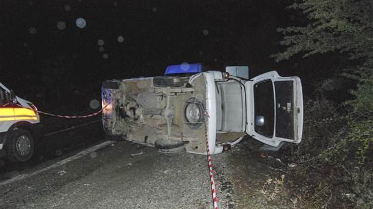 Kamyonet düğüne gidenleri taşıyan minibüs ve otomobile çarptı: 10 yaralı