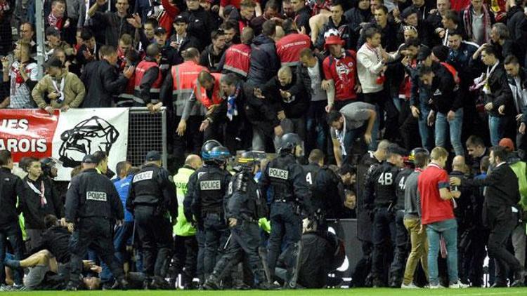 Amiens-Lille maçında tribün bariyeri çöktü