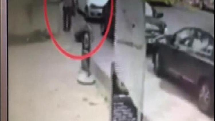 Ataşehirde kadına yumruklu saldırı güvenlik kamerasında