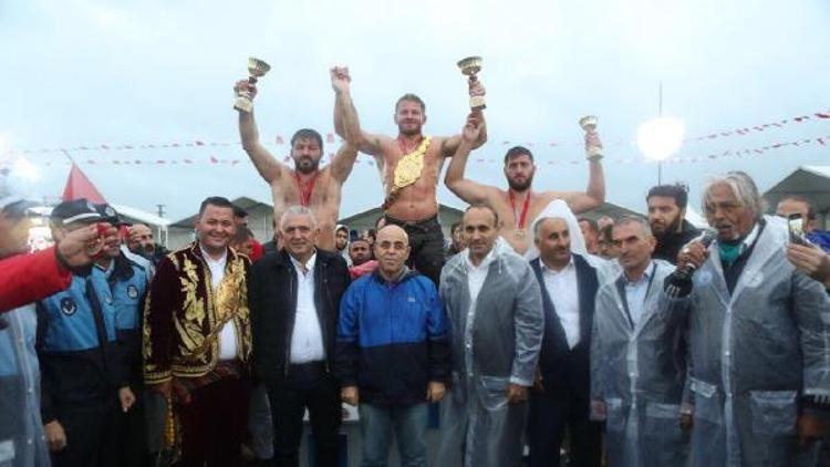 Sarı Fırtına lakaplı İsmail Balaban Arnavutköy Yağlı Güreşleri şampiyonu oldu