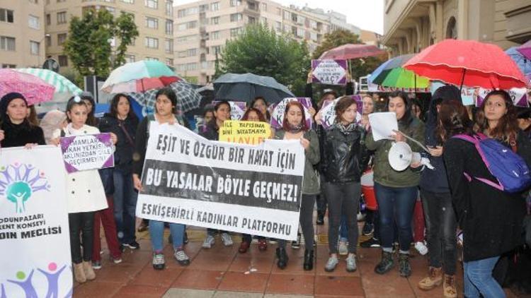 Kadınların yağmur altında nikah kıyma protestosu