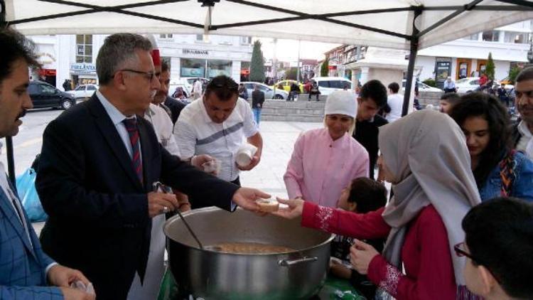 Yozgat Belediyesi ve Beşir Derneği aşure dağıttı