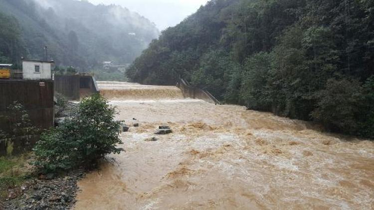 Rize’de şiddetli yağış; 20 ev boşaltıldı