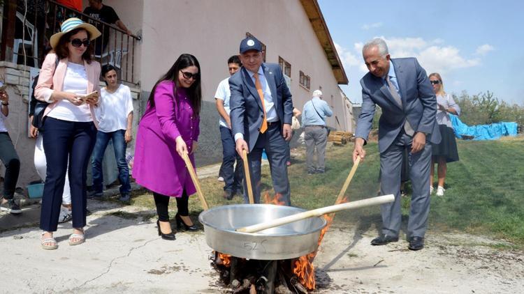 Üzüm topladı pekmez kaynattı