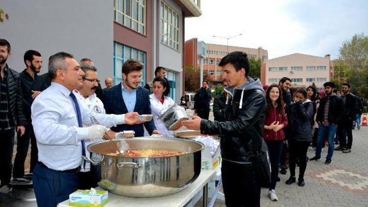 ÇOMÜ Öğrenci Konseyi’nden aşure ikramı