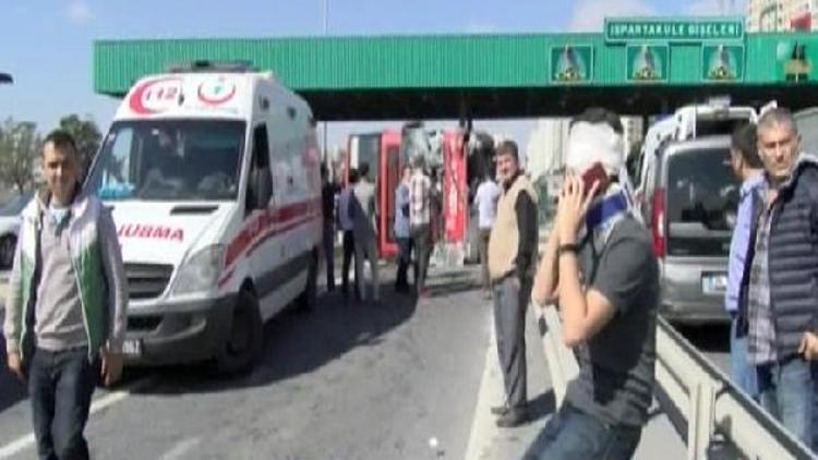 Fotoğraflar // Bahçeşehirde belediye otobüsü devrildi