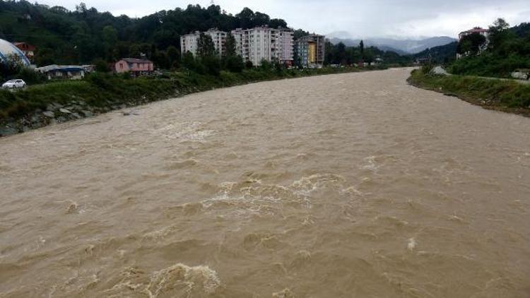 Rize’de heyelanda kapısı toprakla kapanan eve pencereden giriliyor