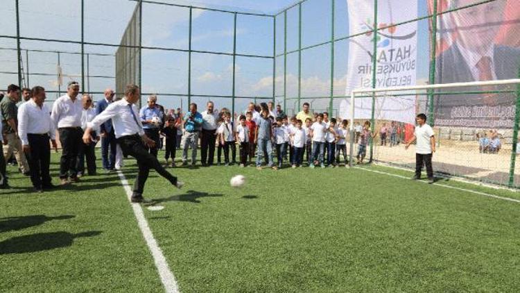 Suriyelilerin Geçici Eğitim Merkezi’nde spor sahası açıldı