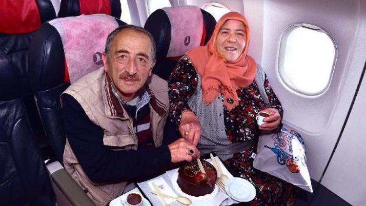 Güldoğuş çifti 40. evlilik yıl dönümlerini binlerce metre havada, uçakta kutladı
