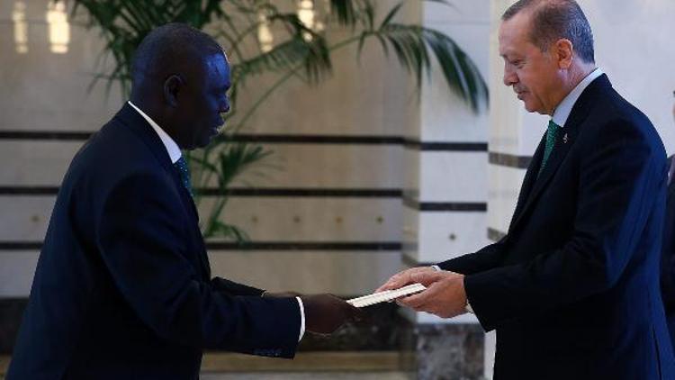 Cumhurbaşkanı Erdoğana Uganda Büyükelçisi Mubirudan güven mektubu