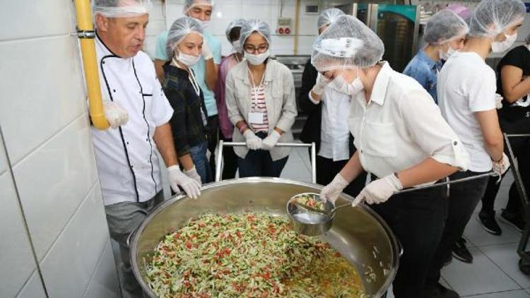 Öğrenciler aşevinde yemek dağıttı