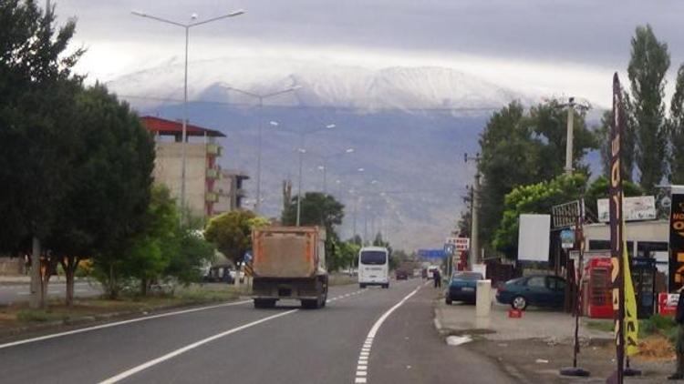 Ağrı Dağı’nın zirvesi beyazlaşıyor