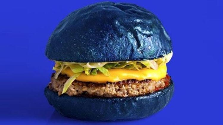 Yemek dünyasında yeni moda: Mavi hamburgerler