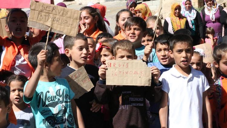 Öğrenciler 3 kilometre uzaklıktaki okula yürüyerek gidiyor