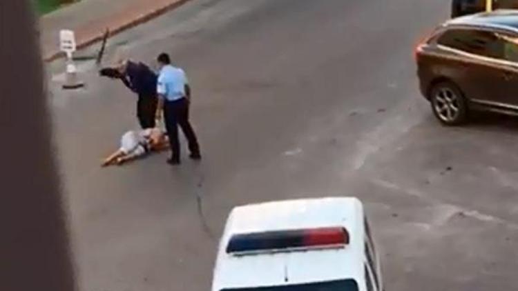 Yerdeki kadına tekmeli coplu müdahalede bulunan polisler açığa alındı