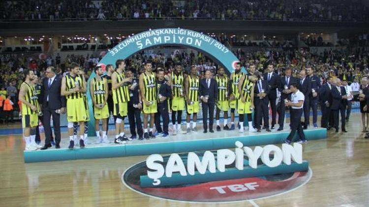 33. Erkekler Cumhurbaşkanlığı Kupası Şampiyonu Fenerbahçe Doğuş kupasını aldı