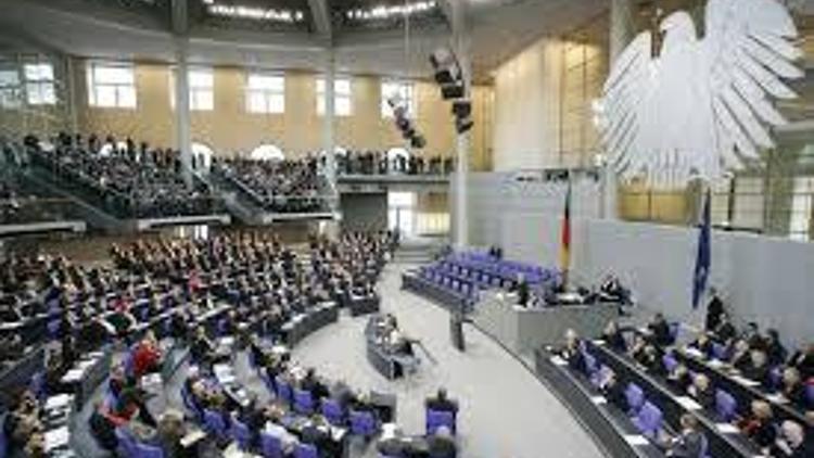 Alman meclisinde büyük kavga Kimse yanlarına oturmak istemiyor...