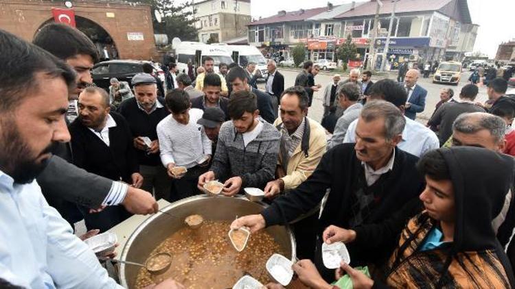 Ahlat’ta bin kişiye aşure dağıtıldı