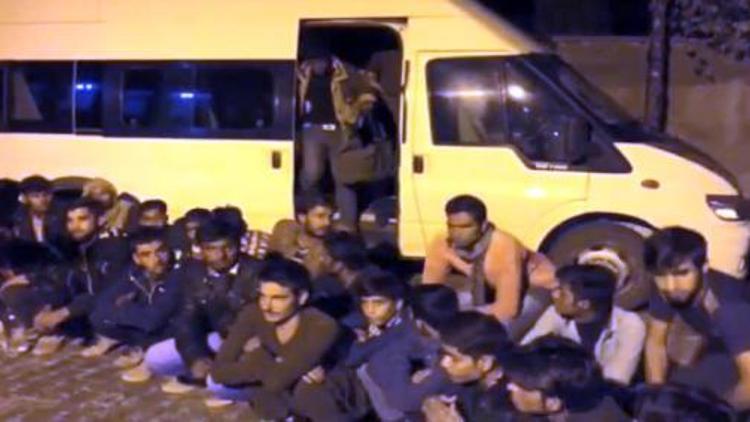 Vanda 14 kişilik minibüsten 54 kaçak çıktı