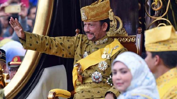 Brunei Sultanı tahtta 50. yılını kutluyor