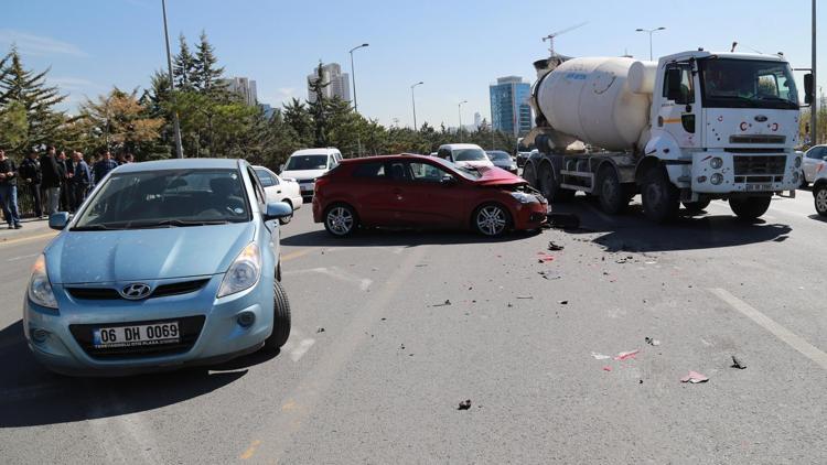 Anadolu Bulvarı’nda kaza kazayı getirdi