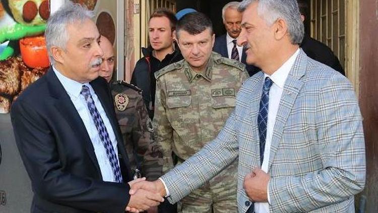 Vali Toprak, aracı PKKlıların saldırısına uğrayan AK Partili Kahramanı ziyaret etti